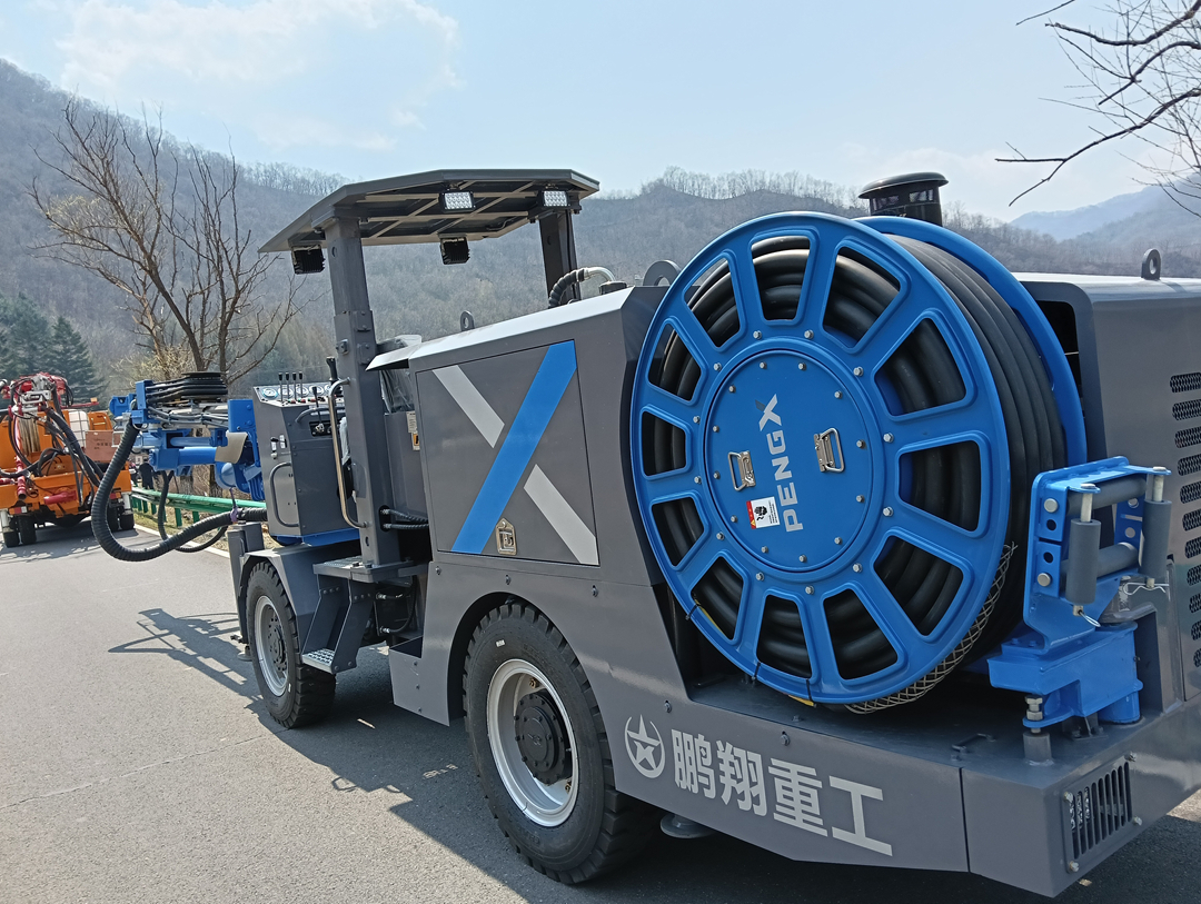 矿洞里的“默契拍档”一台钻车与矿工的双向奔赴