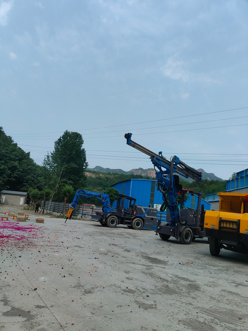 巷道迎来 “钢铁新伙计”！鹏翔智装单臂掘进机上岗记