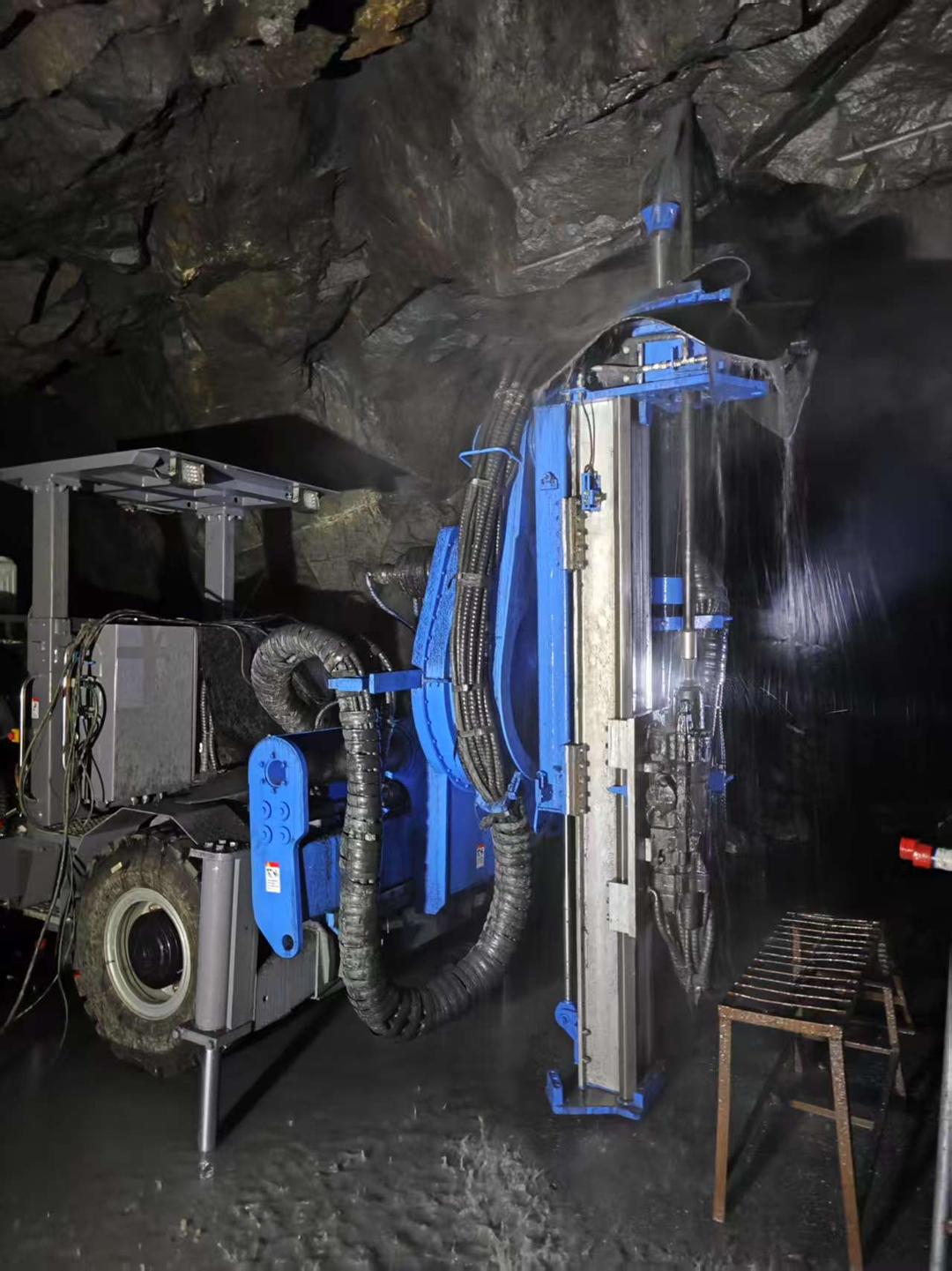 矿洞深处的「新伙计」—鹏翔智装液压采矿台车的上岗首日