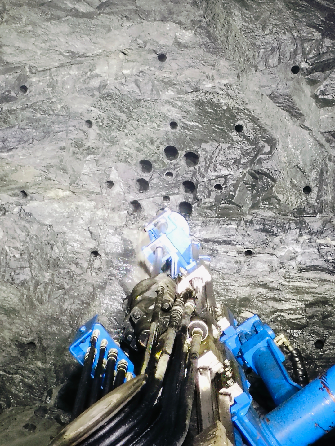 鹏翔智装凿岩台车施工日记—掌子面的钢铁与晨光