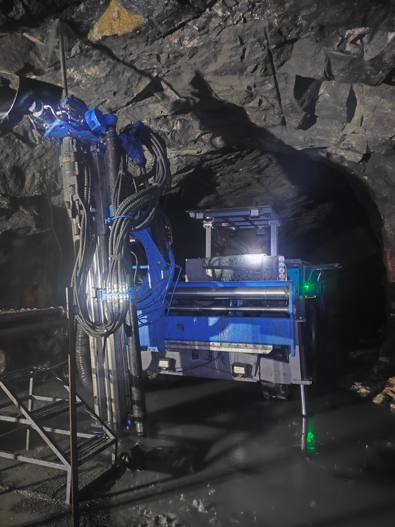 鹏翔智装中深空采矿台车施工记—矿脉深处的昼夜与坚守