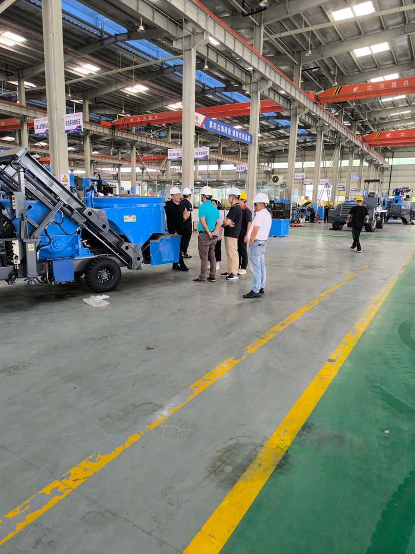 车间里的跨国会面—7 月 22 日鹏翔智装访客记