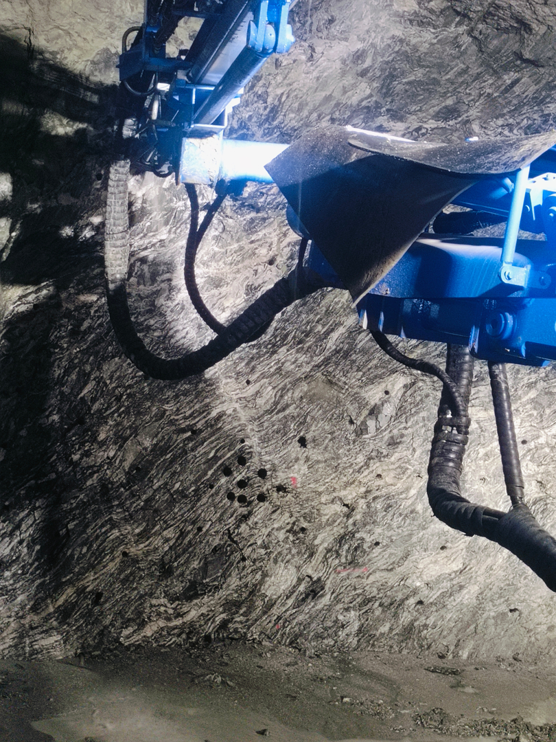 鹏翔单臂凿岩台车施工记—  矿洞里的默契与坚守