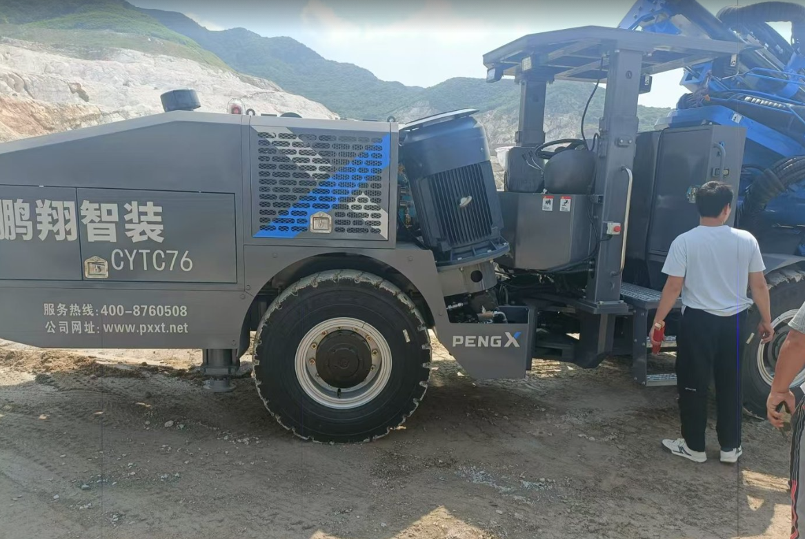 中深孔凿岩台车油缸受力分析